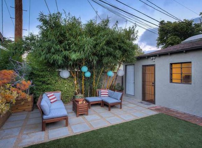 Building Photo - Beautifully Remodeled Home in Fantastic Westside Village/Palms location