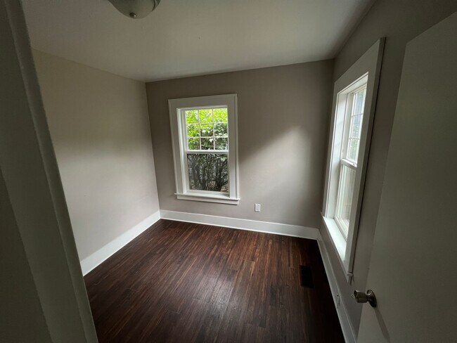 Building Photo - 4 Bed, 1 Bath, Large fenced yard, Shop, En...