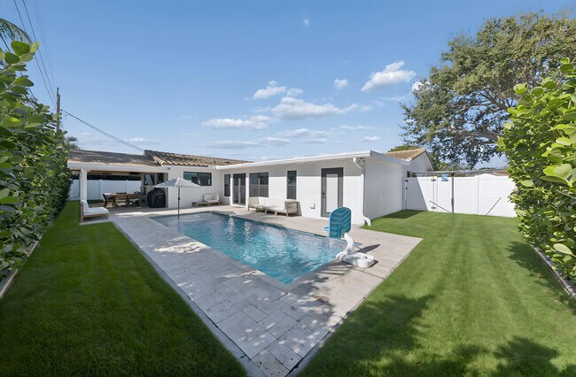 Building Photo - 2740 NE 40th Ct