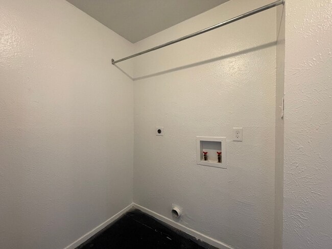 Building Photo - AVAILABLE NOW 2 BED 2 BATH APARTMENT IN EU...
