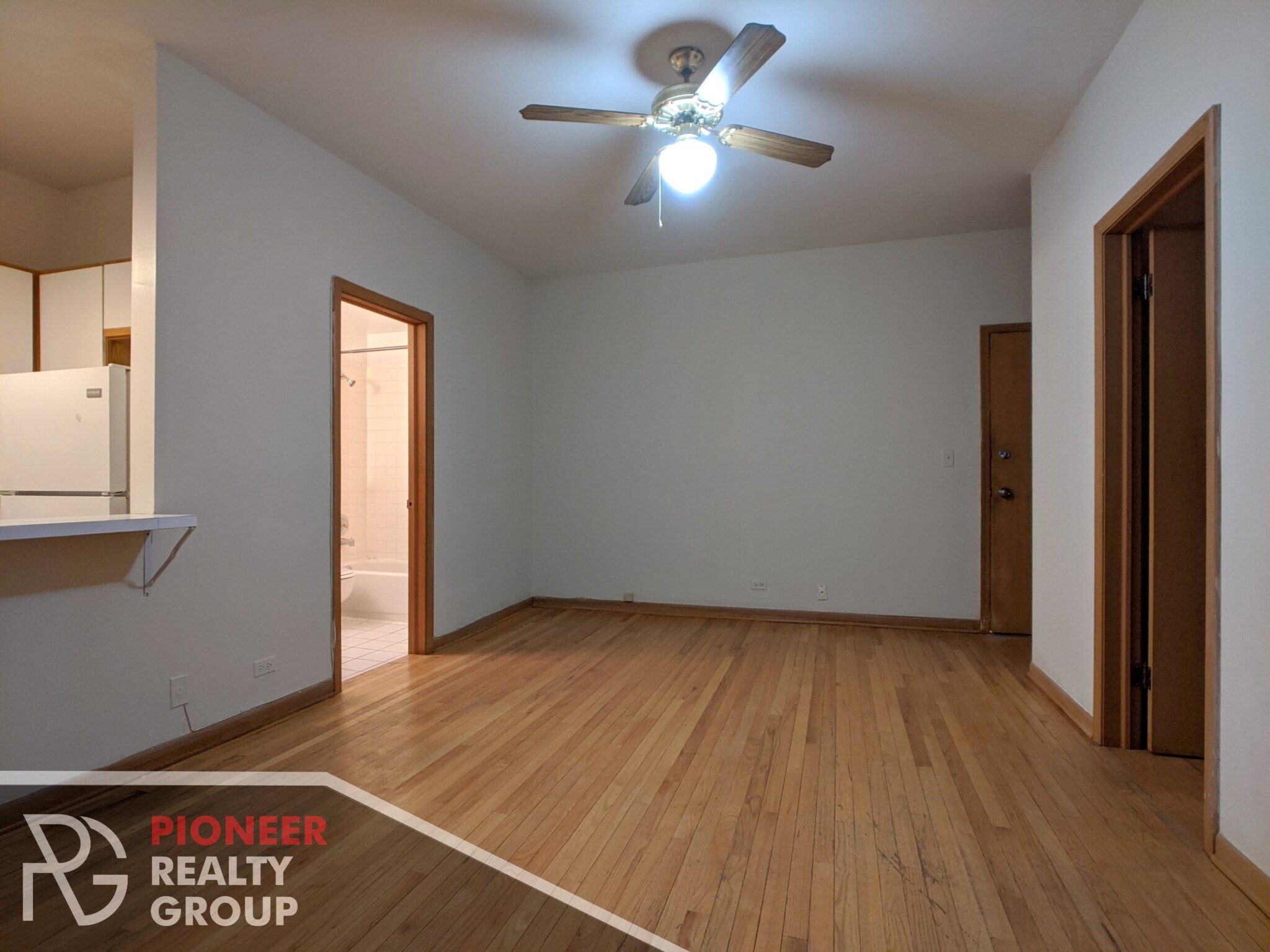 Building Photo - 633 W Barry Ave