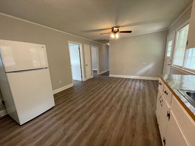 Building Photo - ADORABLE BRICK RANCH IN LAGRANGE *3 BR, 1 BA* NEWLY RENOVATED