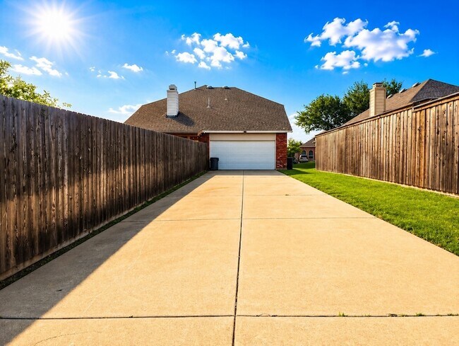 Building Photo - 1114 Hidden Creek Dr