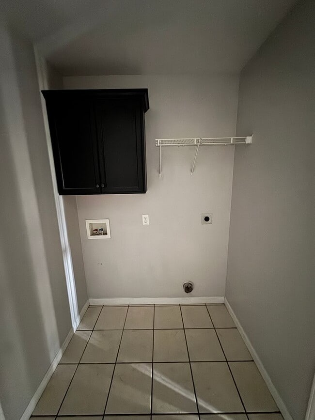 Building Photo - 3/2 In Bay Available now