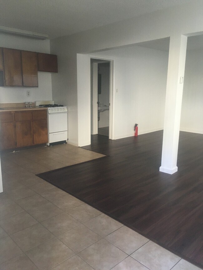 Entry View - 545 W Doran St
