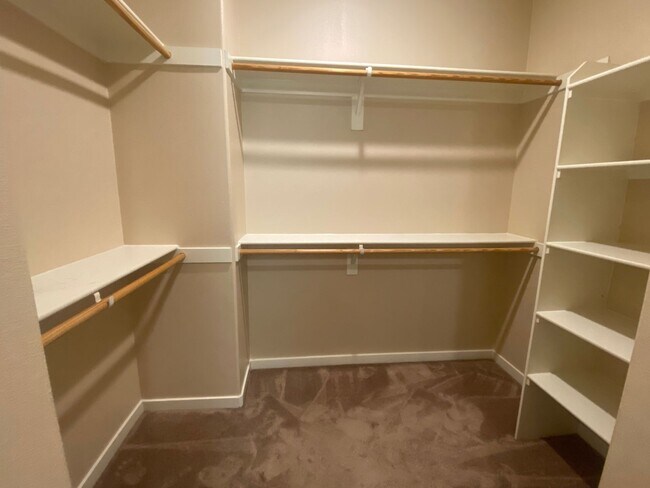 Building Photo - 4 Bedroom Town Home in Willow Heights Diam...