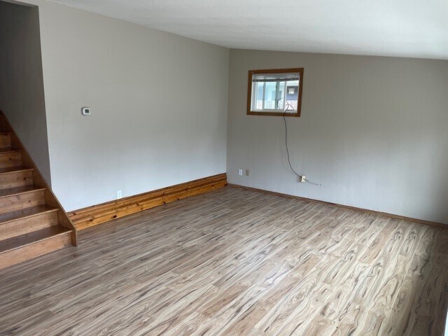 Building Photo - 307 Cardinal Cres