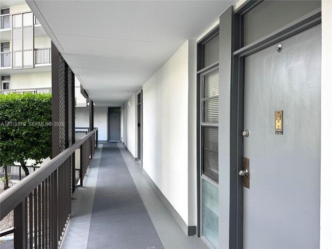 Building Photo - 20400 W Country Club Dr