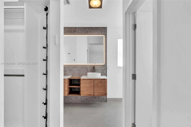 Building Photo - 4917 SW 32nd Way