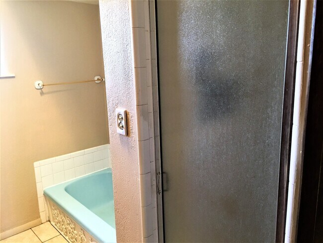 Building Photo - 2 Bed 1.5 Bath | Single Story | Nob Hill L...