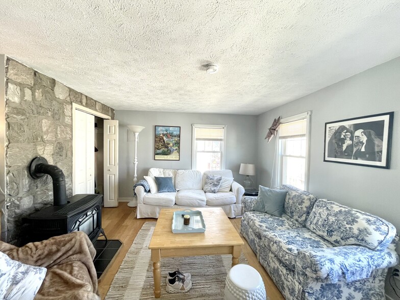 Primary Photo - 523 E 3rd St