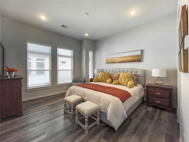 Building Photo - 5815 Fairdale Ln