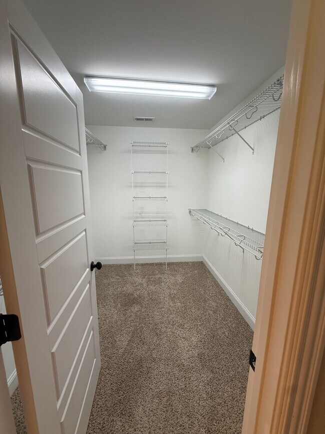 Building Photo - Elegant 3-Bedroom Home in Gated Seven Lakes with Community Pool