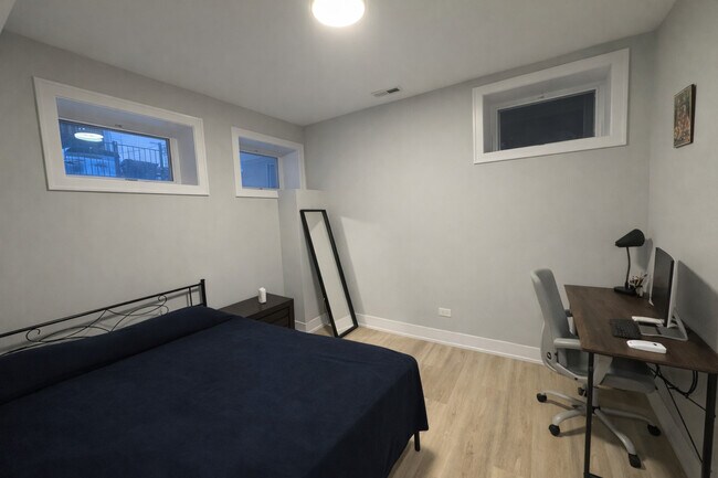 Building Photo - 1535 N Maplewood Ave