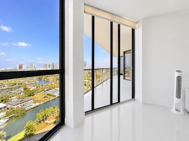 Building Photo - 3640 Yacht Club Dr