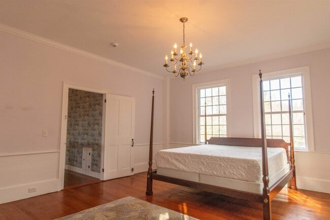 Building Photo - 267 N River Rd