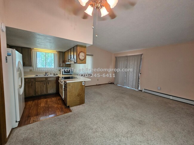 Building Photo - Great 2 bedroom 1.5 bath Duplex on the Red...