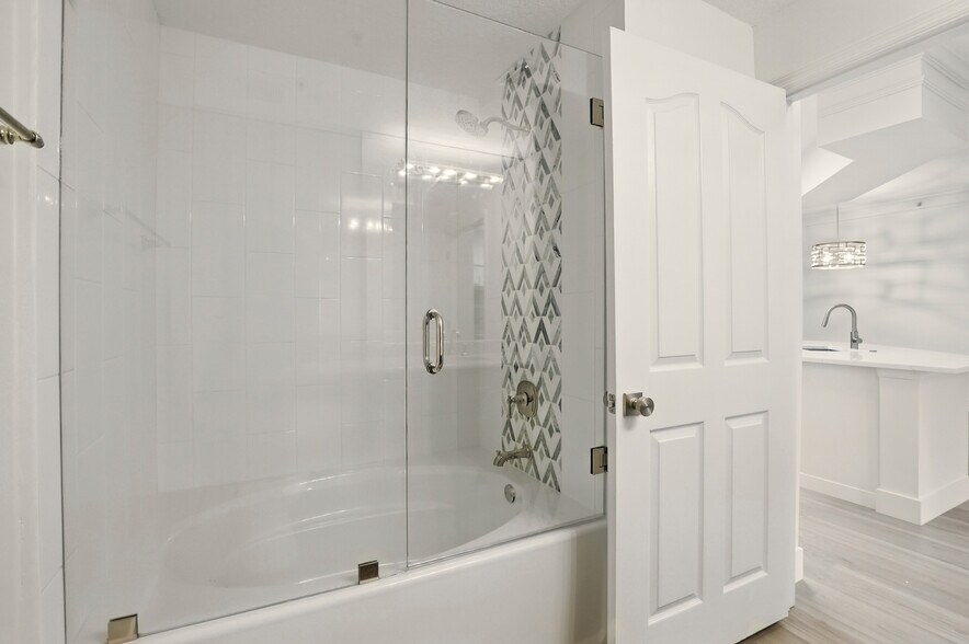 Seamless showe enclosure - 9849 Baywinds Dr