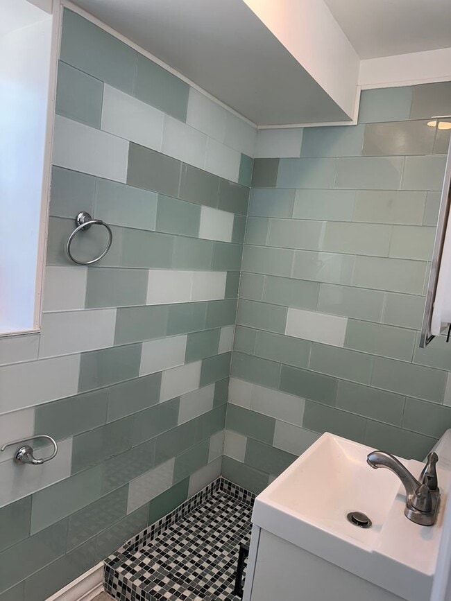 Building Photo - Newly Renovated, Spacious Home! W/D Hook-Up, Close to JHU, KKI and Public Transportation! Availab...