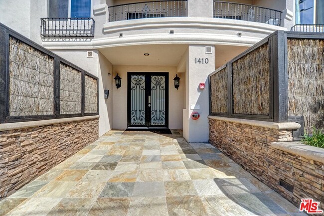 Primary Photo - 1410 N Curson Ave