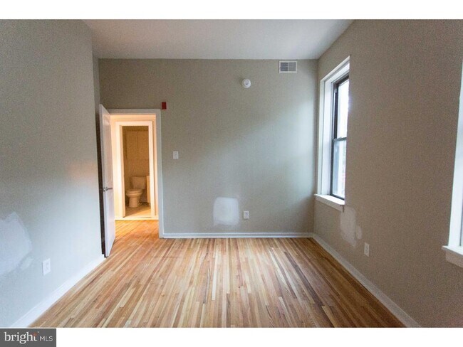 Building Photo - 413 S 11th St