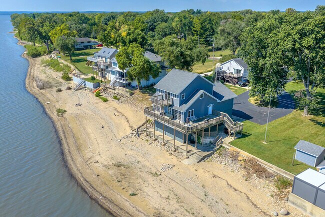 Building Photo - 15414 N River Beach Dr