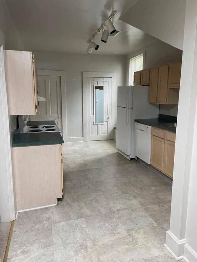 Building Photo - 720 SE Riverside Dr