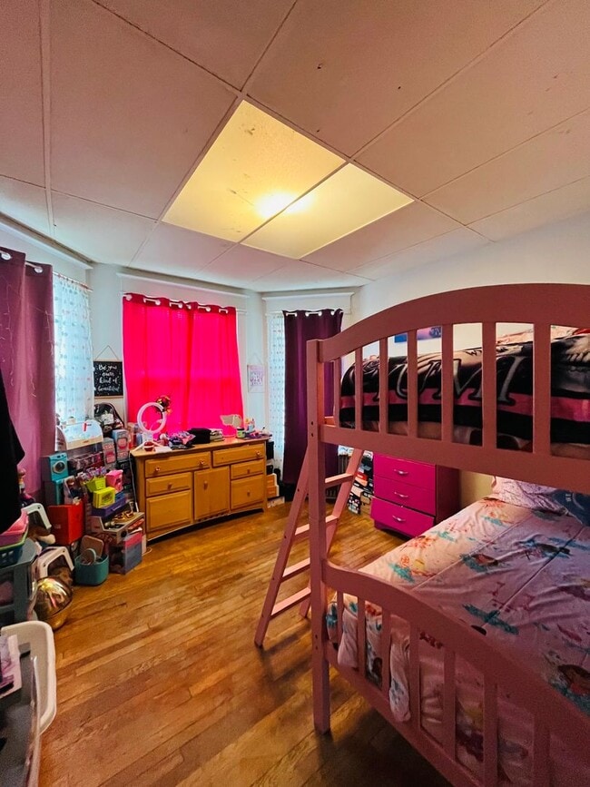 Building Photo - Large 3 bedroom on a great quiet street.