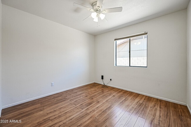 Building Photo - 1218 E Vinedo Ln