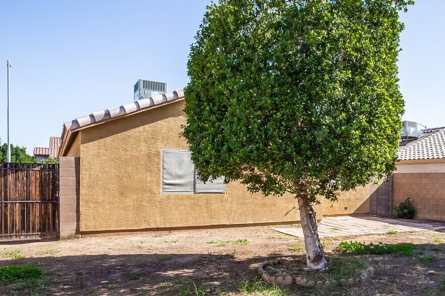 Building Photo - 9246 N 86th Ave