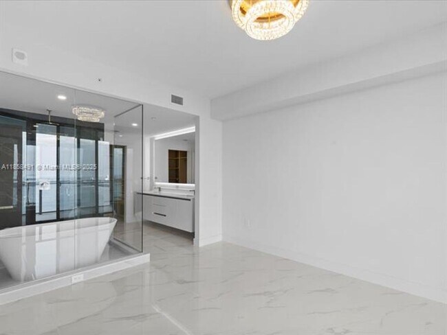 Building Photo - 700 NE 24th St