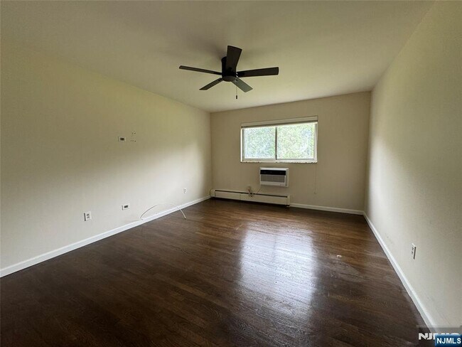 Building Photo - 1323 Anderson Ave