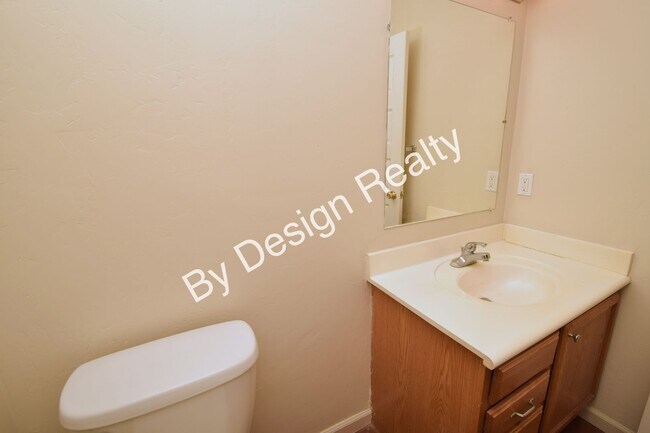 Building Photo - 203 S Cherry Ave