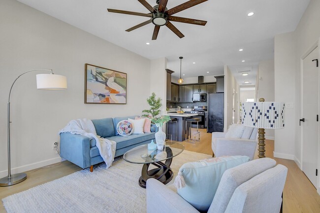 Building Photo - Stylish West Oakland 2/1 Flat - Completely Renovated.