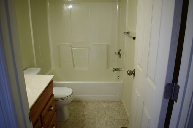 Building Photo - Spacious 3 bedroom, 2.5 bathroom duplex!