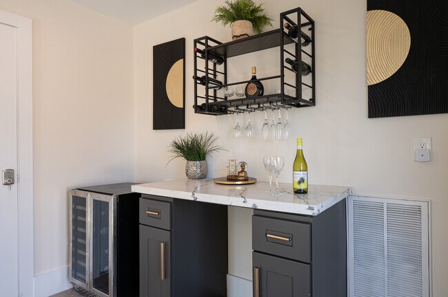 Building Photo - 913 Thompson St