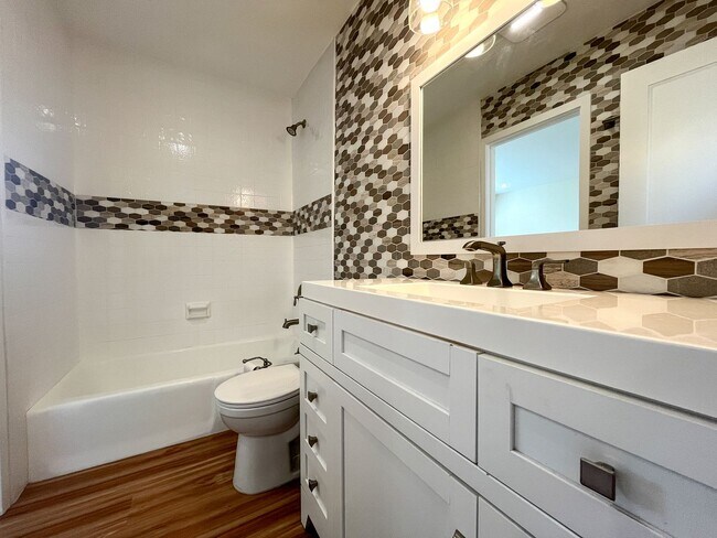 Interior Photo - 311 W Palm Ave