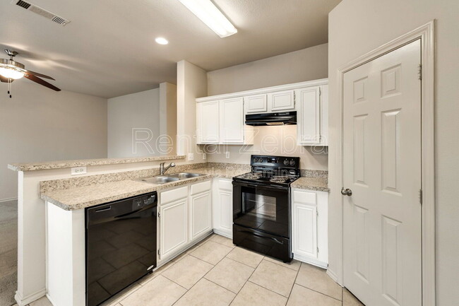 Building Photo - 902 Astaire Ave