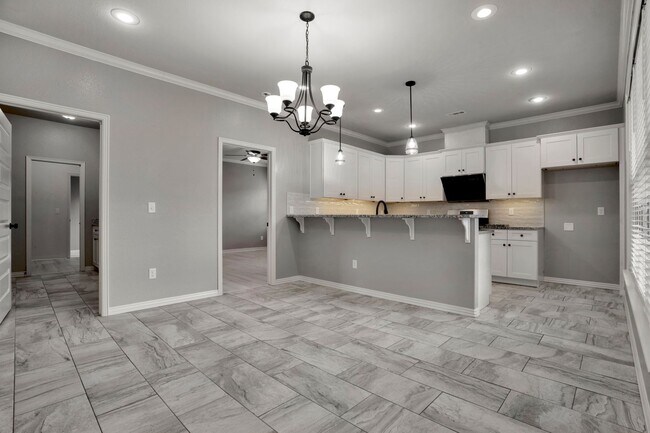 Building Photo - Very well maintained 4 Bed 3 Bath home in Great Location!