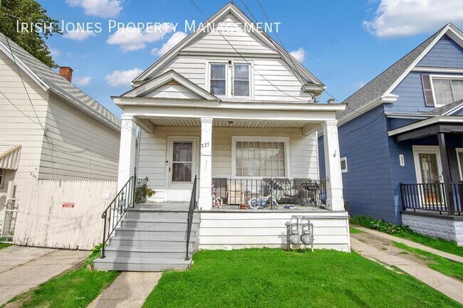 Building Photo - 227 Barnard St