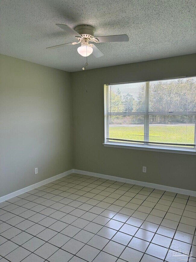 Building Photo - 1824 Iris Ln