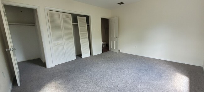 Building Photo - Spacious 3 bedroom 2.5 bathroom home in Ha...