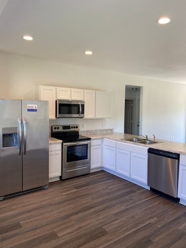 Building Photo - *Pre-leasing* Three Bedroom | Two Bathroom...