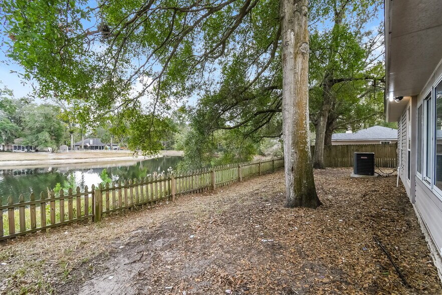 Building Photo - 1653 Spring Oaks Ln