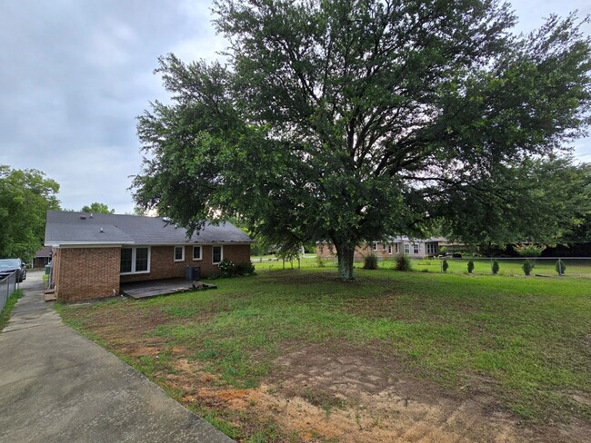 Building Photo - 805 Club Ln