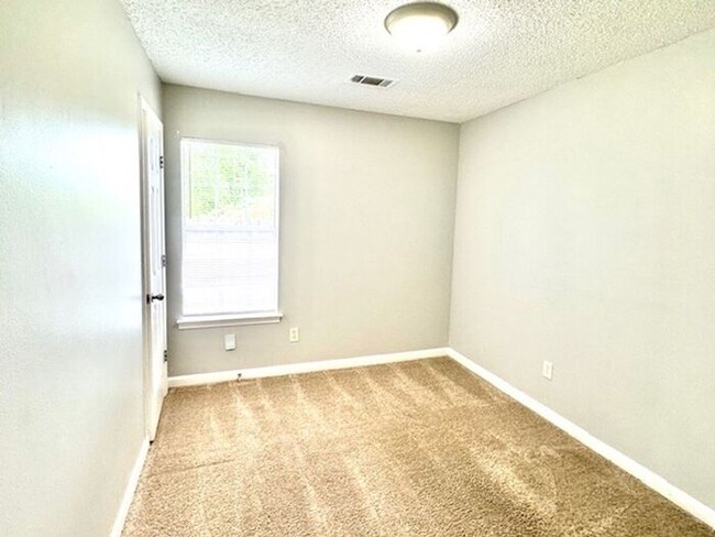 Building Photo - Available Now! Now Leasing a charming 3-be...