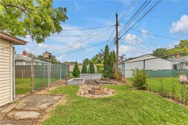 Building Photo - 325 Thelma Dr