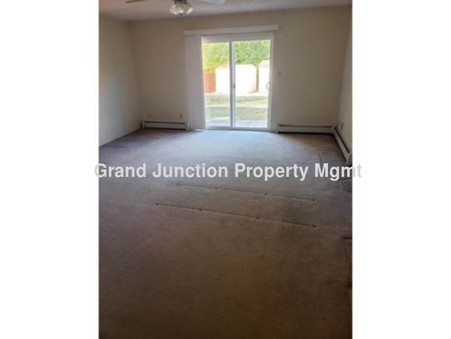 Building Photo - Townhome in the Redlands!! PRIVATE YARD!