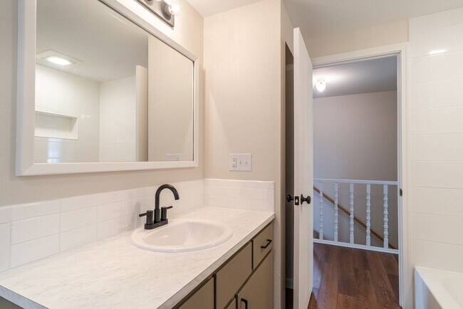 Building Photo - Huge Kitchen, 1000 sq ft Shop/Garage, Remodeled 3 bedroom