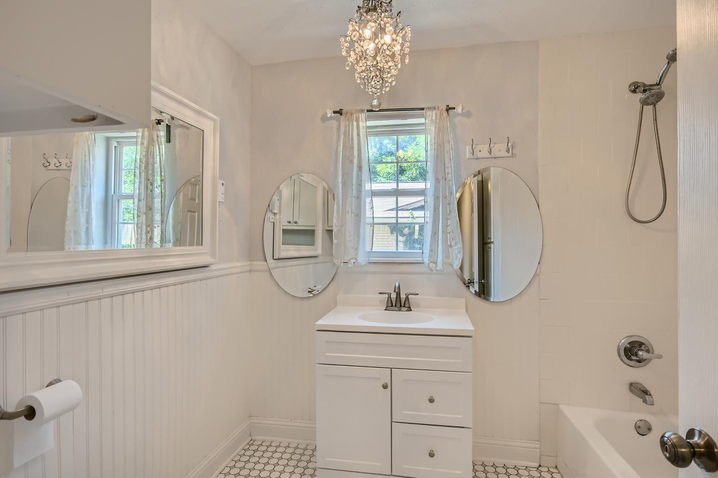 Building Photo - Bright Stevens Park home minutes from Bishop Arts & Trinity Groves